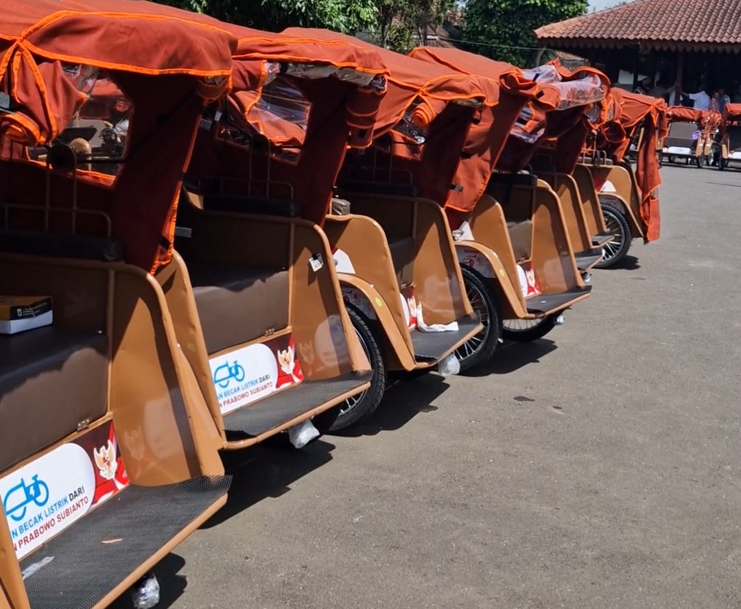280 Pengayuh Becak di Banyumas Dapat Becak Listrik, Program Nasional ...